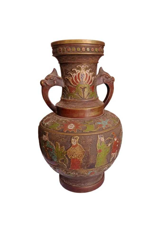 In short, a valuable and aesthetically pleasing antique from the late 19th century in China, made of bronze and decorated with intricate cloisonné work featuring specific ornamentation. The decorations on these vases often have cultural, symbolic or artistic significance, making them collectible and appreciated by art lovers.