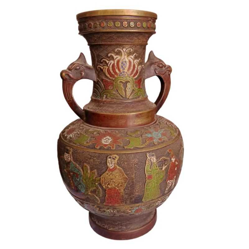 In short, a valuable and aesthetically pleasing antique from the late 19th century in China, made of bronze and decorated with intricate cloisonné work featuring specific ornamentation. The decorations on these vases often have cultural, symbolic or artistic significance, making them collectible and appreciated by art lovers.