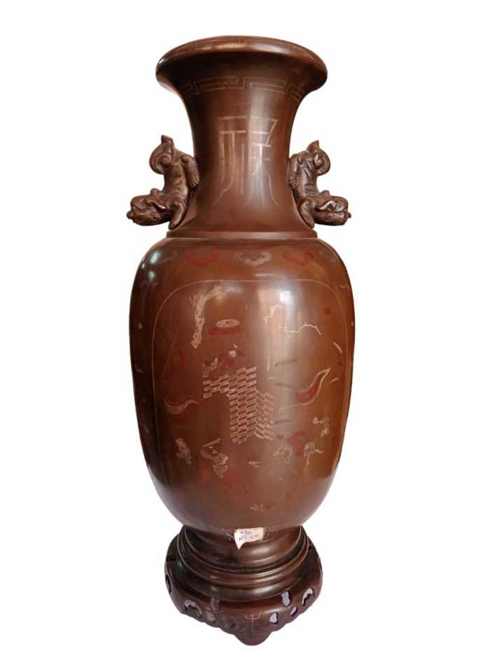 A bronze vase with a gold thread is an exquisite piece of art that seamlessly blends the rustic charm of bronze with the opulence of gold. The vase itself is crafted from bronze, a durable alloy known for its rich, earthy tones and historical significance in art and artifacts
