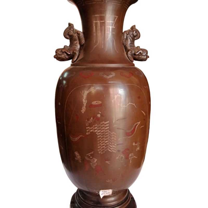 A bronze vase with a gold thread is an exquisite piece of art that seamlessly blends the rustic charm of bronze with the opulence of gold. The vase itself is crafted from bronze, a durable alloy known for its rich, earthy tones and historical significance in art and artifacts